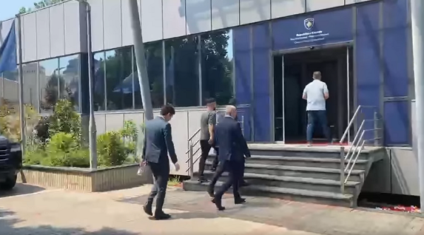 Alarmi për bombë në Kuvend, deputetët e VV’së shihen duke hyrë në ndërtesën e qeverisë
