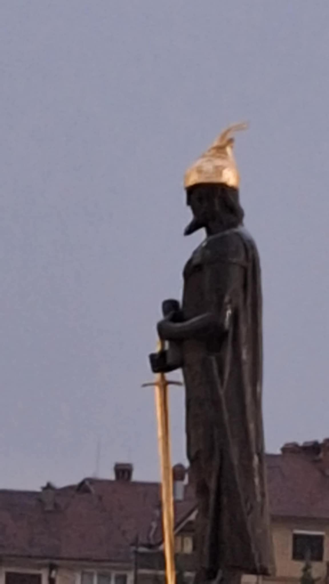 Sulm ndaj Skënderbeut në Prizren/ Reagon ashpër Shoqata “Trojet e Arbrit”