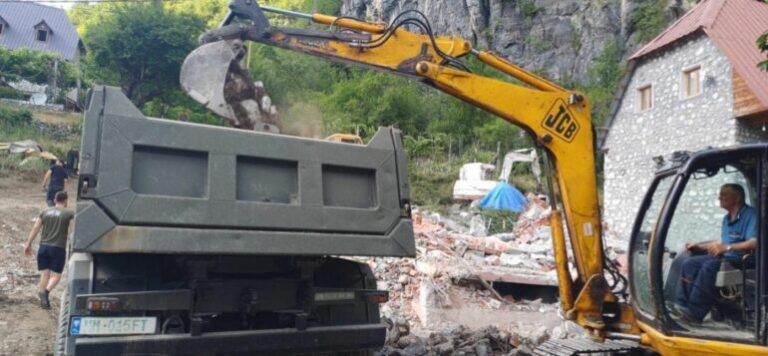 Kërcënohet një nga drejtuesit e aksionit në Theth, i lanë kurorë mortore në portën e banesës