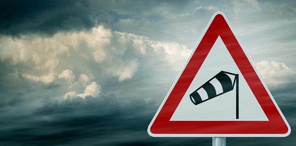 Kujdes! Po vjen fronti i fuqishëm – në orët vijuese rrebeshe lokale, rrufe dhe stuhi ere deri në 100 km/h