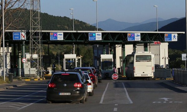 Zjarr afër tunelit të Stankovecit, ndërpritet qarkullimi në pikëkalimin kufitar të Hanit të Elexit