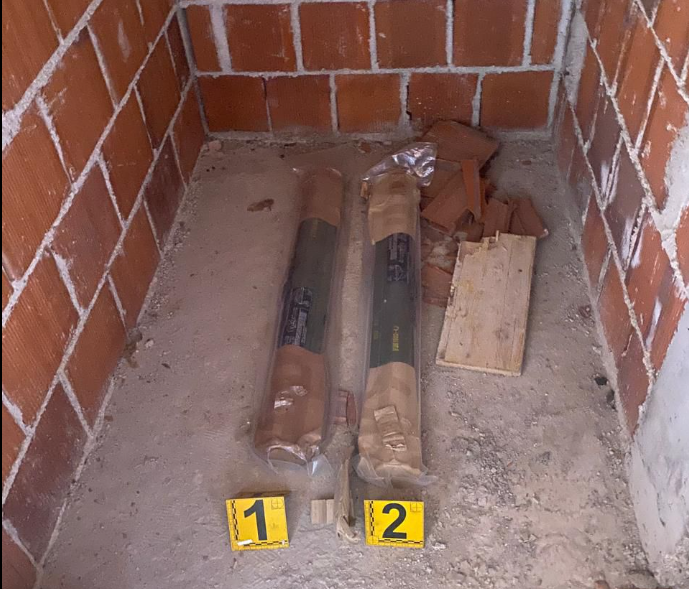 Policia gjen dhe sekuestron dy zolla në një kompleks banesor në Mitrovicë të Veriut