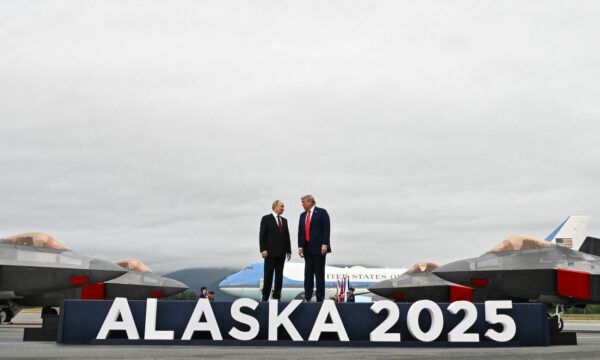 Trump flet sërish pas Alaskës, thotë se  mënyra më e mirë për t’i dhënë fund luftës është përmes një marrëveshjeje paqeje dhe jo armëpushim