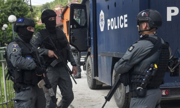 Tekst në EURACTIV, BE e shqetësuar pasi e sheh si “endemike” dhunën policore në Kosovë