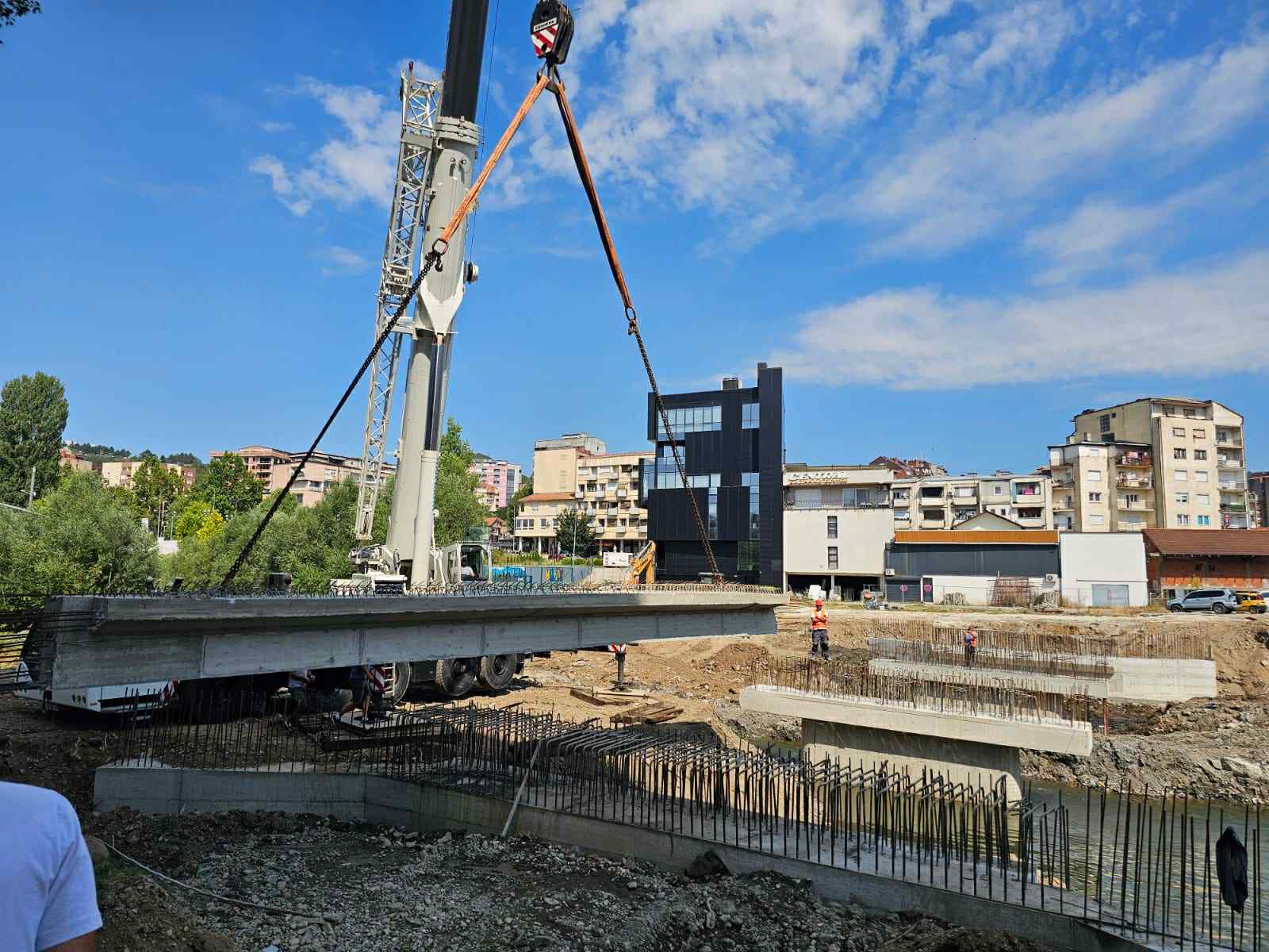 Vendosja e trajve të betonit në njërën nga urat në Mitrovicë hyn në fazën vendimtare – finalizimi pritet në shtator!