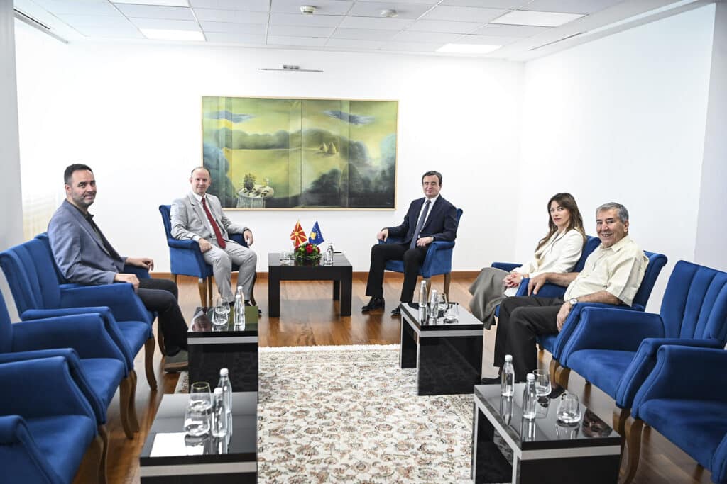 Kurti e pret kryetarin e Kuvendit të RMV bashkë me Deharin, Konjufcën e Haxhiun