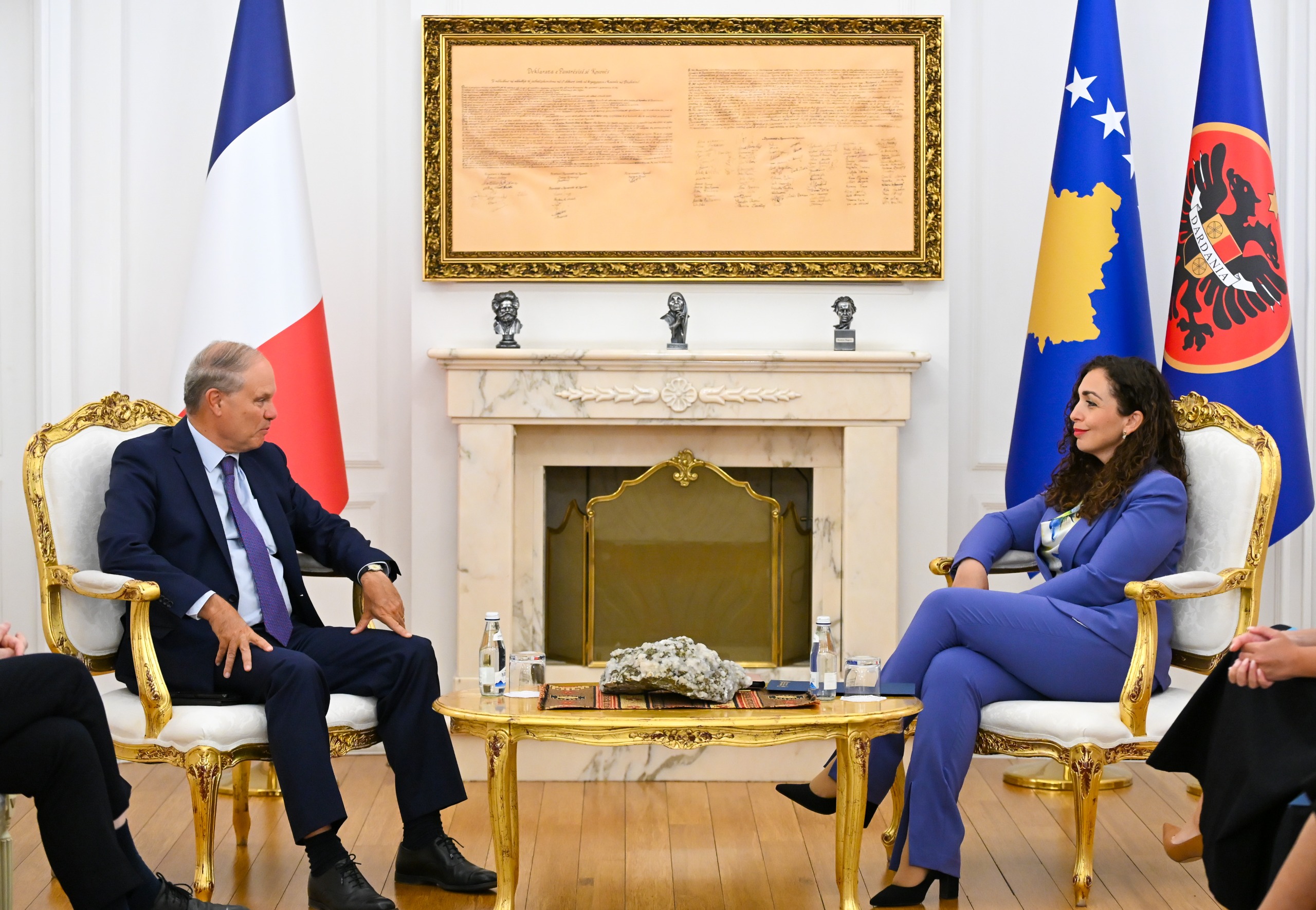 Osmani në takim me përfaqësuesin francez mbështet ndërtimin e urave të reja mbi Ibër dhe kërkon heqjen urgjente të masave ndaj Kosovës