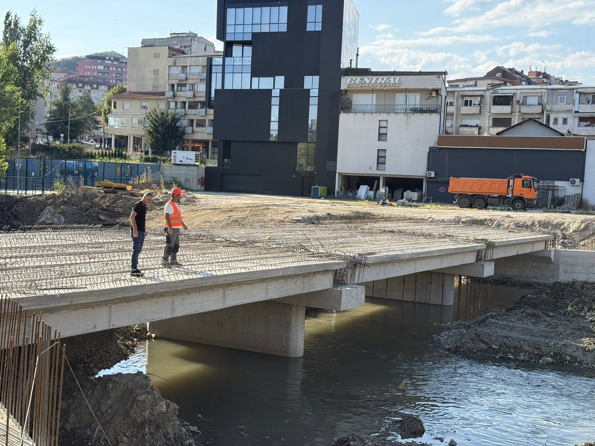 Vendosen 18 trarë në urën mbi lumin Ibër, Durmishi: Ura e gatshme për qarkullim në shtator