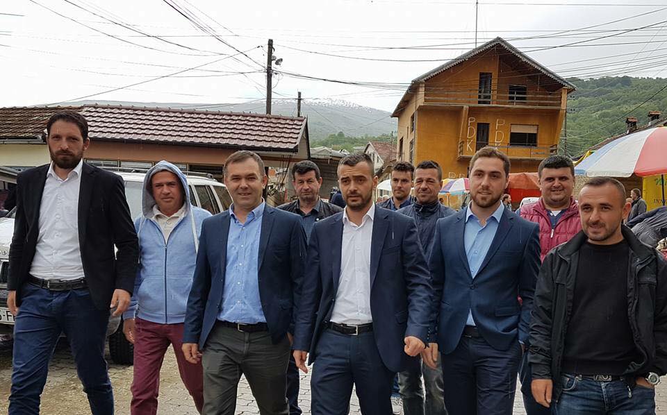 “VV më terroriste se Lista Serbe” – Azdren Shala harron që mbështeste fuqishëm Vetëvendosjen edhe pasi aktivistë të saj u akuzuan për sulm me zollë ndaj Kuvendit
