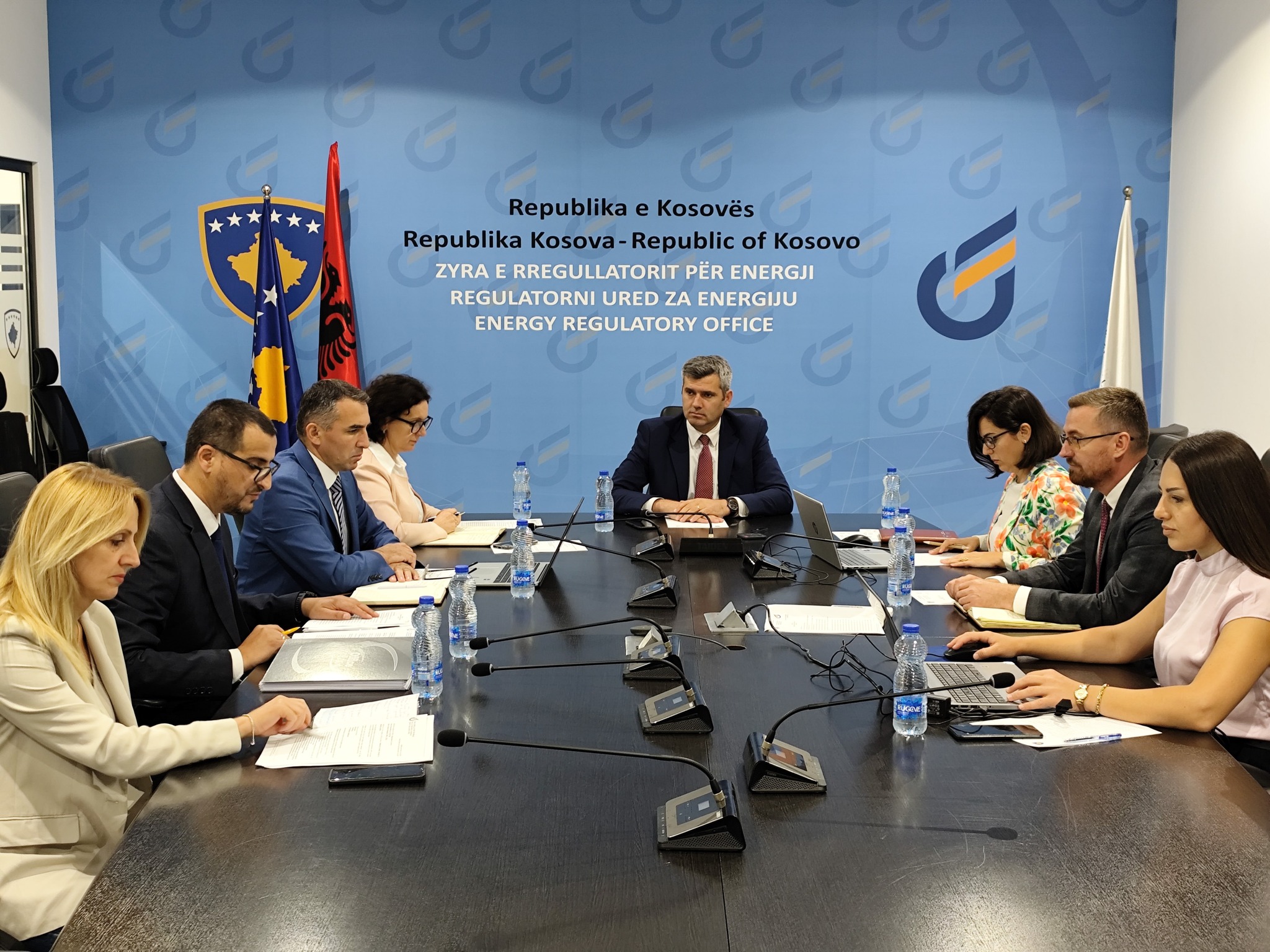 Pasi shtrenjtuan rrymën për qytetarët në prill, drejtuesit e ZRrE-së blenë veturë rreth 40 mijë euro