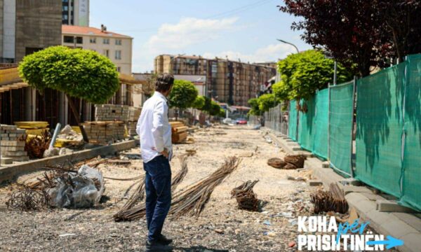 Uran Ismaili flet me bizneset në Sheshin “Xhorxh Bush”: Vendimet pa plane e konsultim bllokuan punën e bizneseve (VIDEO)