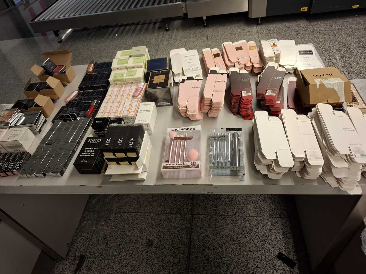 Parandalohet në Aeroport kontrabanda e kozmetikës dhe mallrave të tjera në vlerë mbi 3 mijë euro