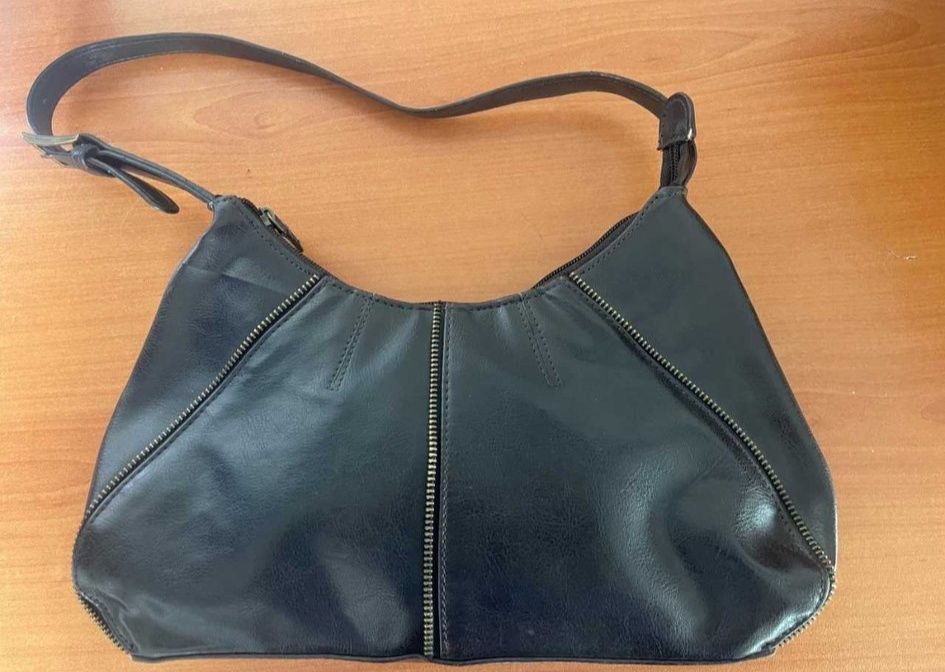 Qytetari dorëzon çantën e gjetur pa dokumente identifikuese, policia kërkon pronaren