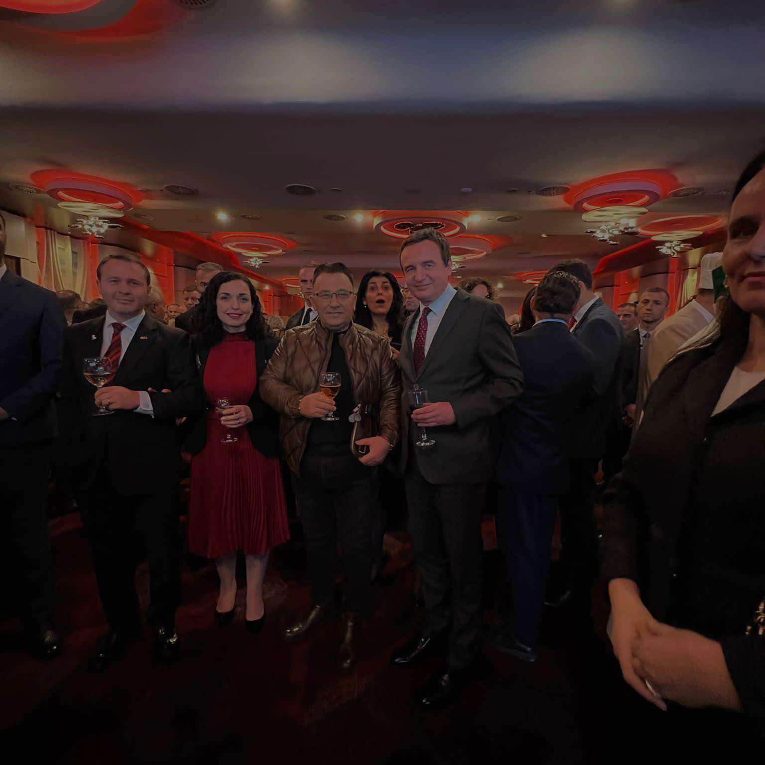 Fotografi me krerët e shtetit në festimin e pavarësisë së Shqipërisë, Ambasada mohon ta ketë ftuar Mefail Shkodrën