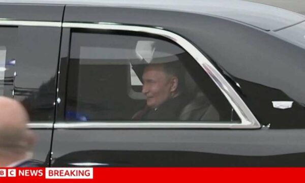 Bashkë në veturën e Presidentit të SHBA, Trump dhe Putin nisen për bisedime pasi shtrënguan duart