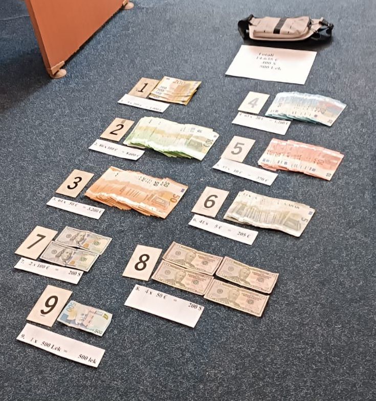 Qytetari gjen rreth 15 mijë euro në Gjakovë, i kthen në Polici