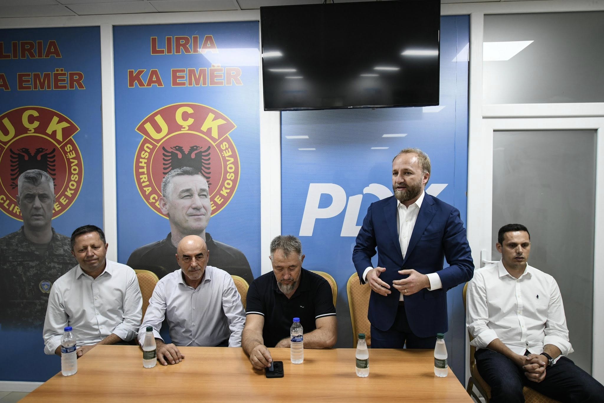 Zyrtarizohet bashkimi i “Ideal”-it me PDK-në në Skenderaj, Lushtakët ia shtrijnë dorën njëri-tjetrit
