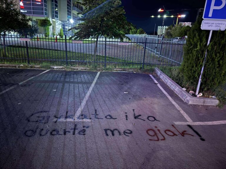 Qytetarët e revoltuar para Gjykatës së Gjilanit pas vrasjeve së djeshme: I keni duart me gjak