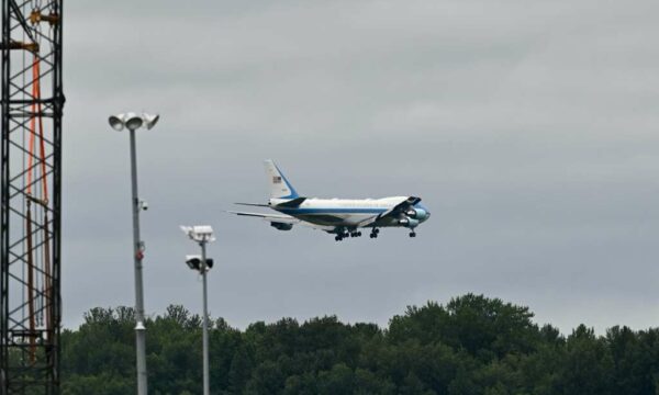 Presidenti Trump ka zbarkuar në Anchorage të Alaskës