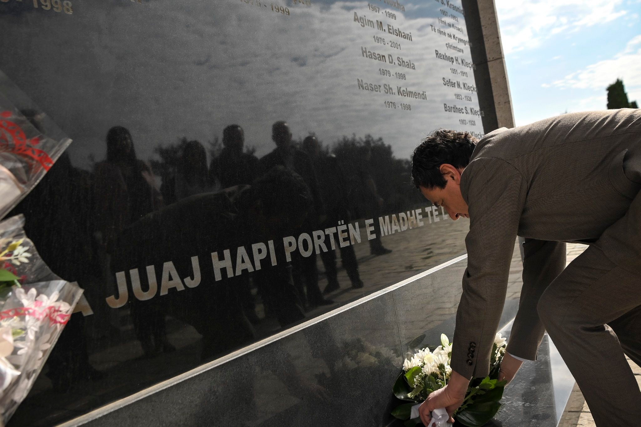 Kurti e Hoti bëjnë homazhe në nderim të Komandant Kumanovës: E kemi detyrim ta çojmë përpara amanetin e dëshmorëve