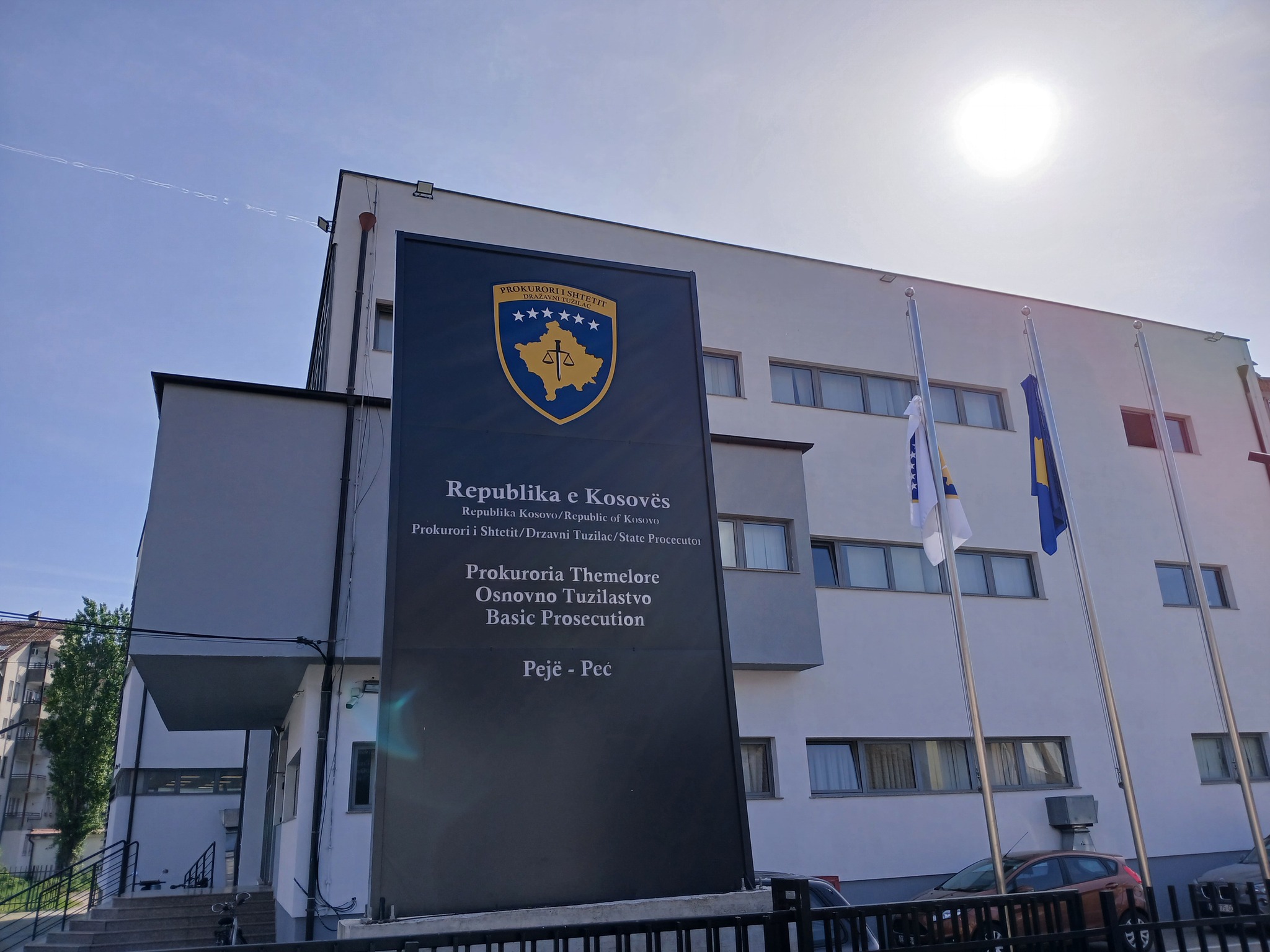 Prokuroria e Pejës ngrit aktakuzë ndaj një personi, akuzohet se ia dha të dëmtuarit që i kishte borxh 9 mijë dollarë të falsifikuara