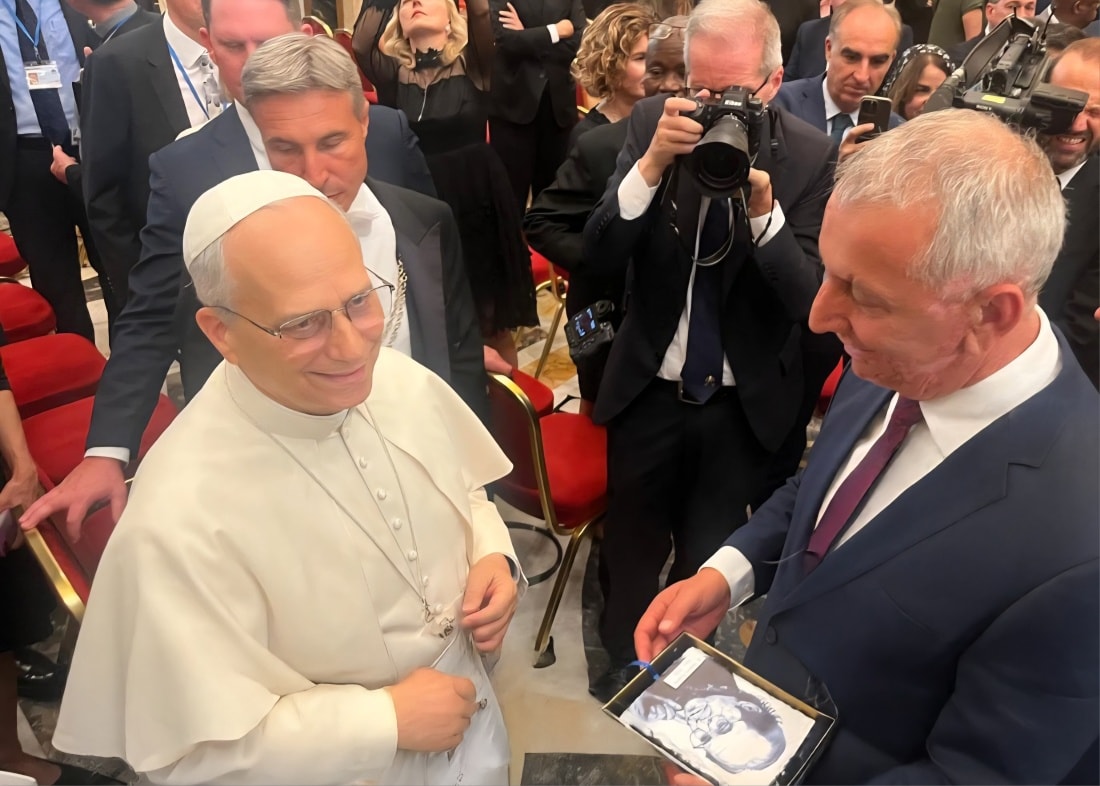 Deputeti Quni takon Papën Leo XIV, i dhuron një pikturë të ish-presidentit Ibrahim Rugova