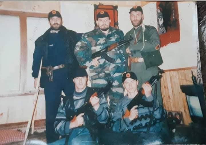 “Ikonë e luftës dhe disiplinës ushtarake”, Shukri Buja ndan kujtimet e tij për Ismet Jasharin në 27 vjetorin e rënies