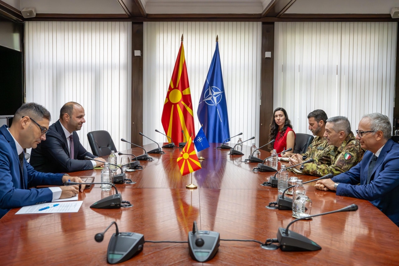 Komandanti i KFOR’it takohet me ministrin e mbrojtjes së Maqedonisë së Veriut, përmendet siguria dhe dialogu Kosovë-Serbi