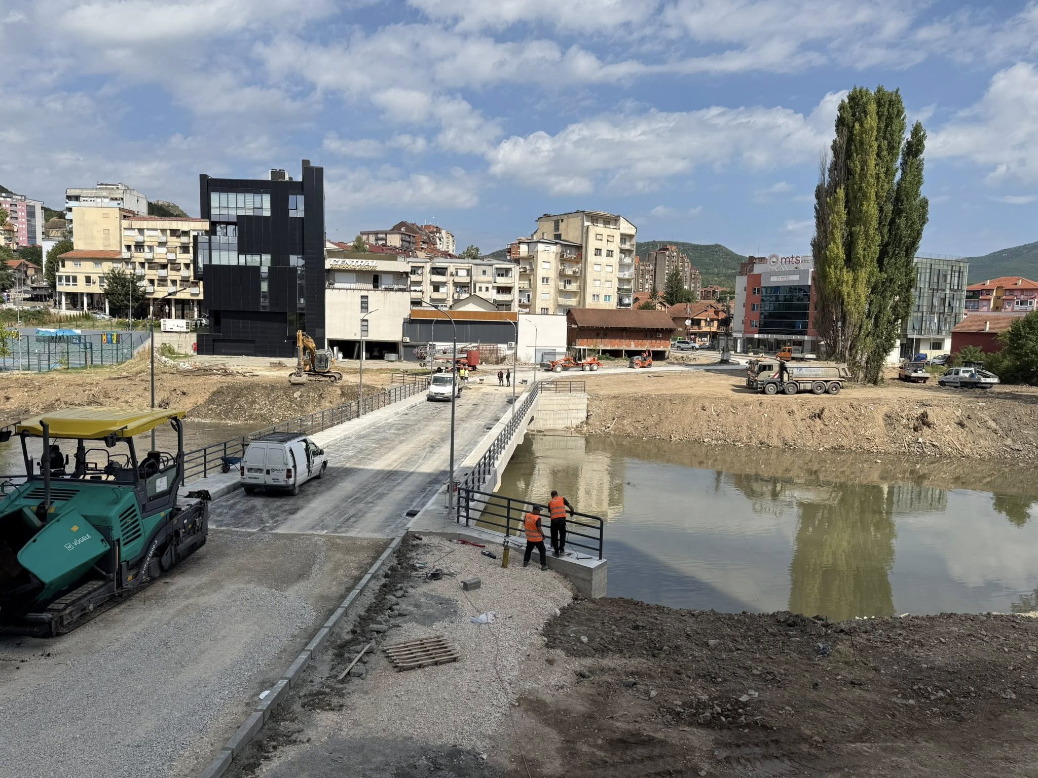 Fillon asfaltimi i urës së re mbi lumin Ibër