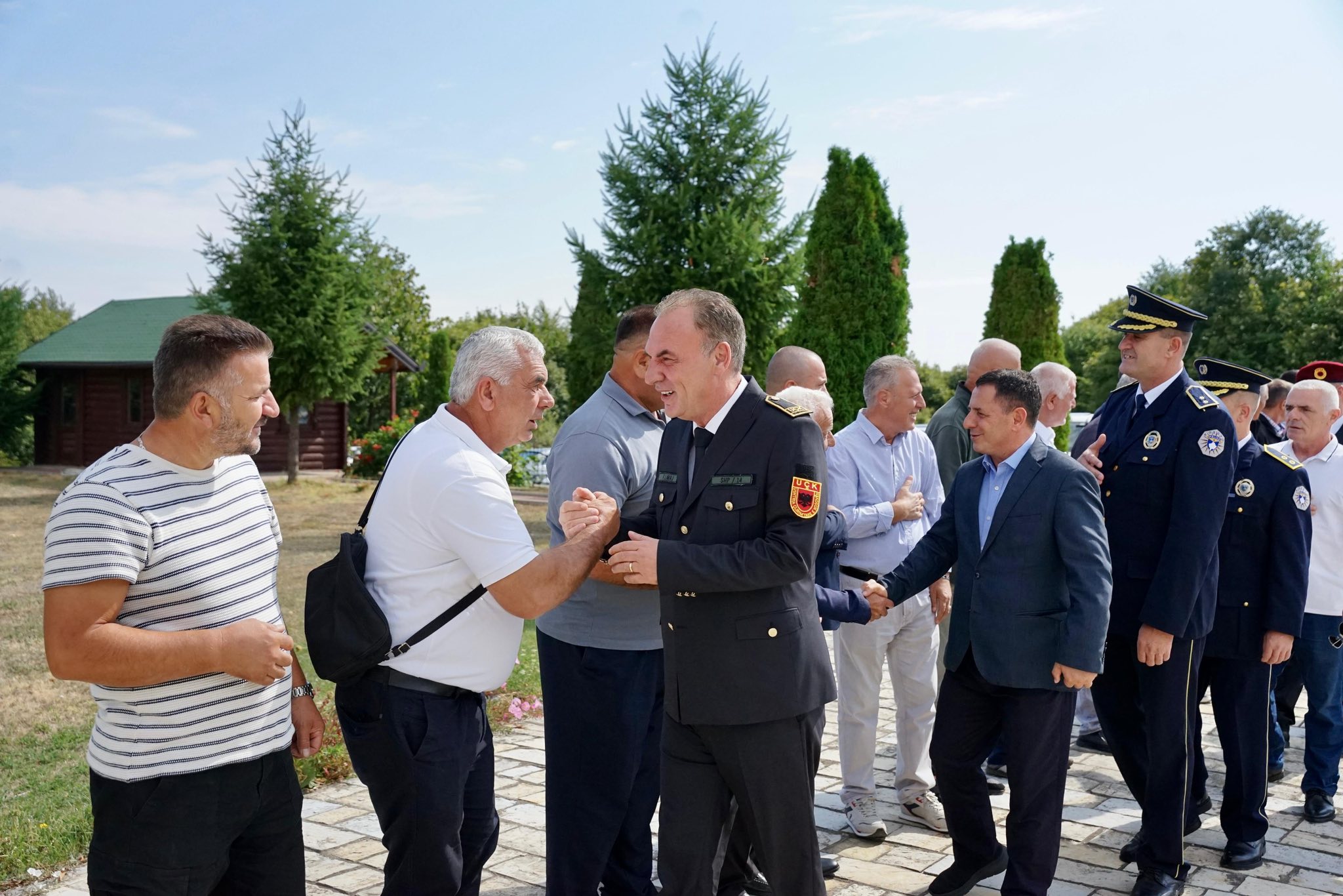 Fatmir Limaj vesh uniformën e UÇK-së në nderim të Komandant Kumanovës