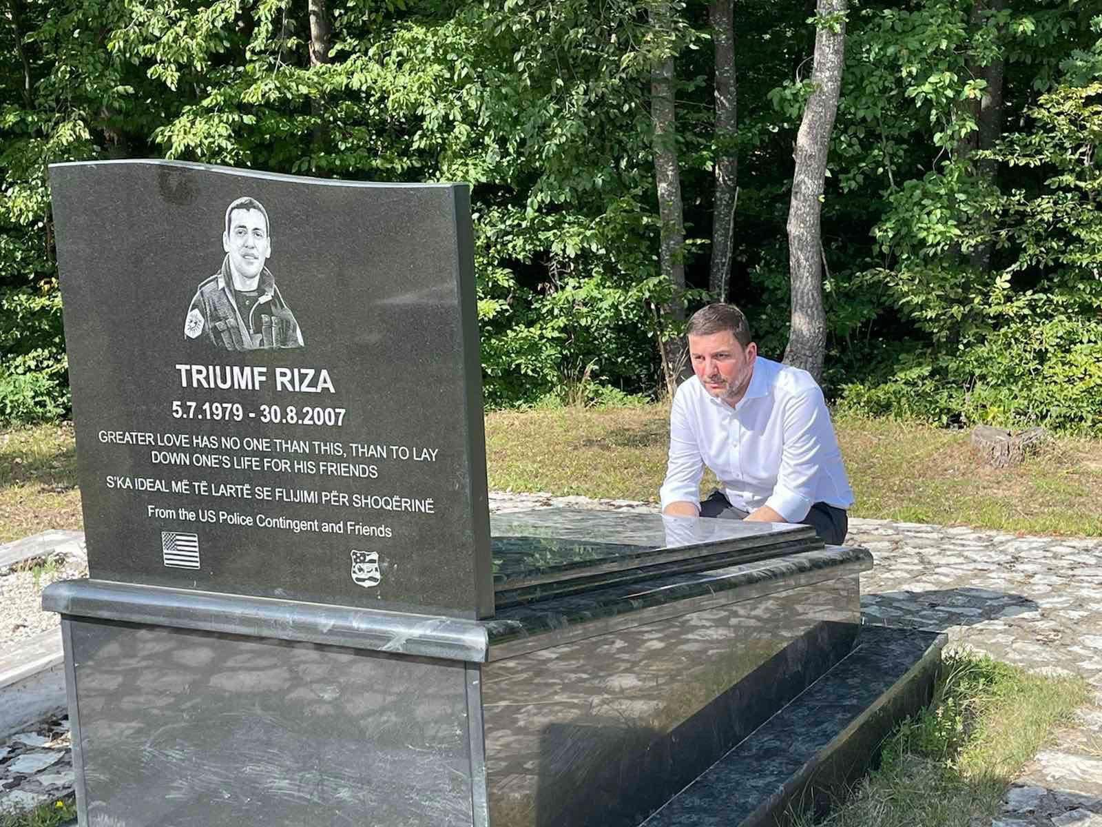 Krasniqi kujton mikun e tij Triumf Rizën: Jeta e tij u shua tinëzisht e pabesisht, do të të kujtojmë përherë, me respekt e krenari
