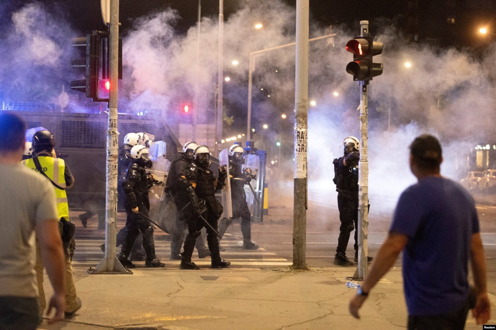 Vazhdojnë përleshjet mes protestuesve antiqeveritarë dhe policisë në tri qytete serbe