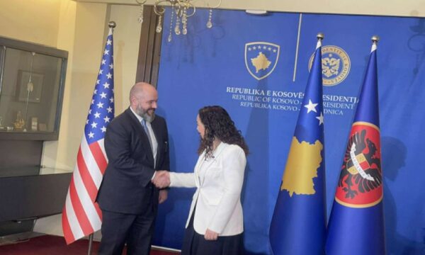 Pas takimit me Komandantin e KFOR’it, Baker takon edhe presidenten Osmani
