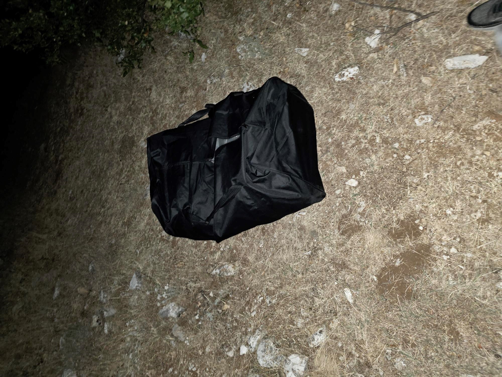 Policia gjen 21 kg marihuanë në një çantë, i dyshuari u drejton armën dhe arratiset në Shqipëri