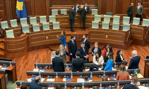 Analistët nga Tirana: Kriza në Kuvend dëmton imazhin e Kosovës