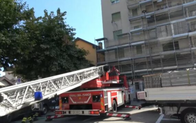 I riu nga Kosova vdes në vendin e punës në Itali, dyshohet se pati kontakt me rrymën