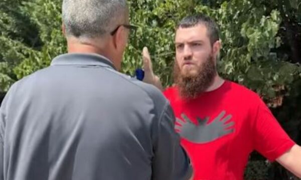 Personi që e përdhosi flamurin e Kosovës në shesh, po intervistohet nga policia