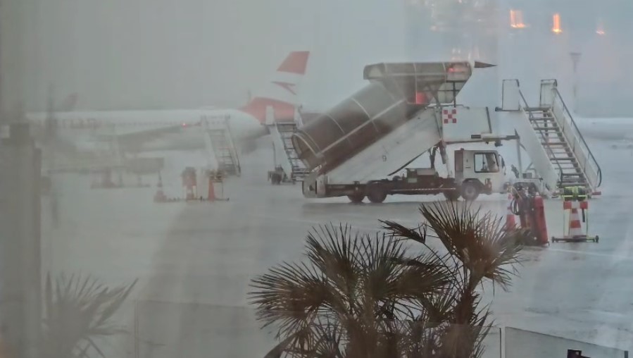 Stuhia e fuqishme në Shqipëri ndërpret përkohësisht fluturimet