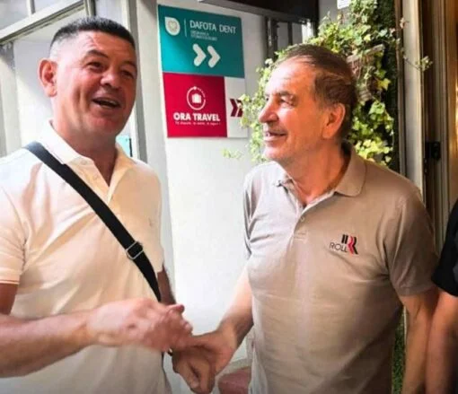 Buzëqeshje e shtrëngim duarsh: Takohen dy legjendat e boksit shqiptar