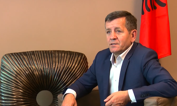 “Zuri dëbora krimba”, “Remi” përdor një metaforë të Dritëro Agolli për ta kritikuar situatën politike në vend
