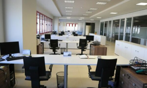Shqipëri: Rritje pagash, shpërblime dhe orare fleksibël për administratën në dy vitet e ardhshme