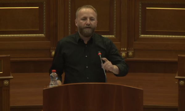 Tahiri thotë se Kurti e ndau me qëllim votimin për nënkryetarët e pakicave: S’i ka numrat për qeveri, do rast të ri në Gjykatë Kushtetuese