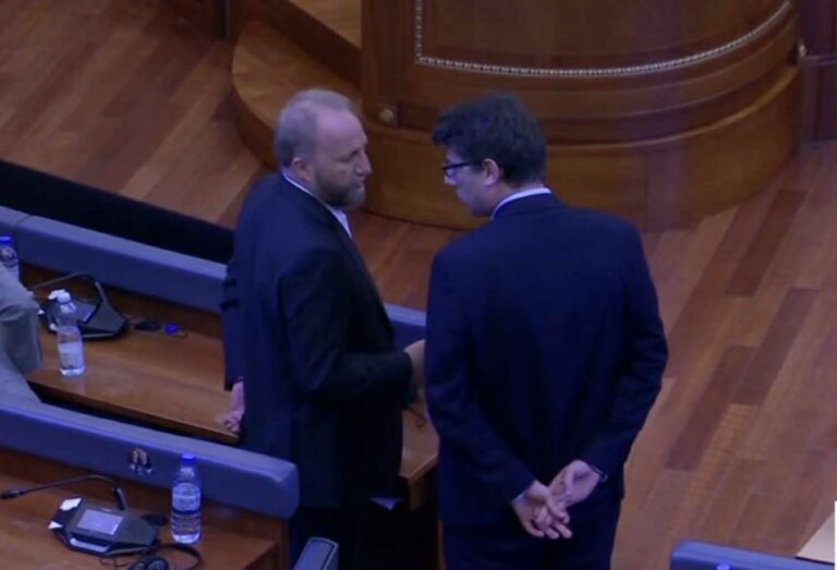 Konstituimi i Kuvendit në proces, Tahiri i PDK’së e Murati i VV’së shihen duke u konsultuar