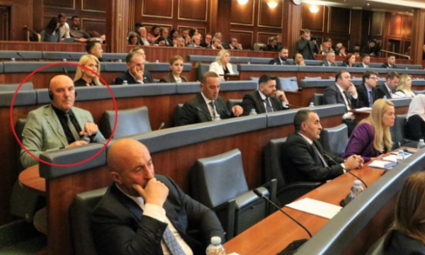 Burime nga AAK: Adem Hoxha është përjashtuar nga Grupi Parlamentar