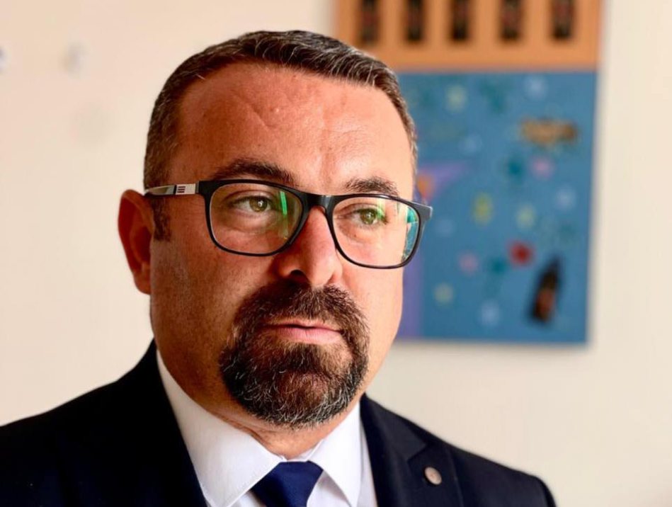 Mungesa e pagave, gazetari i RTK-së me sarkazëm: Shpejt po dorëzohem te Halil Kastrati