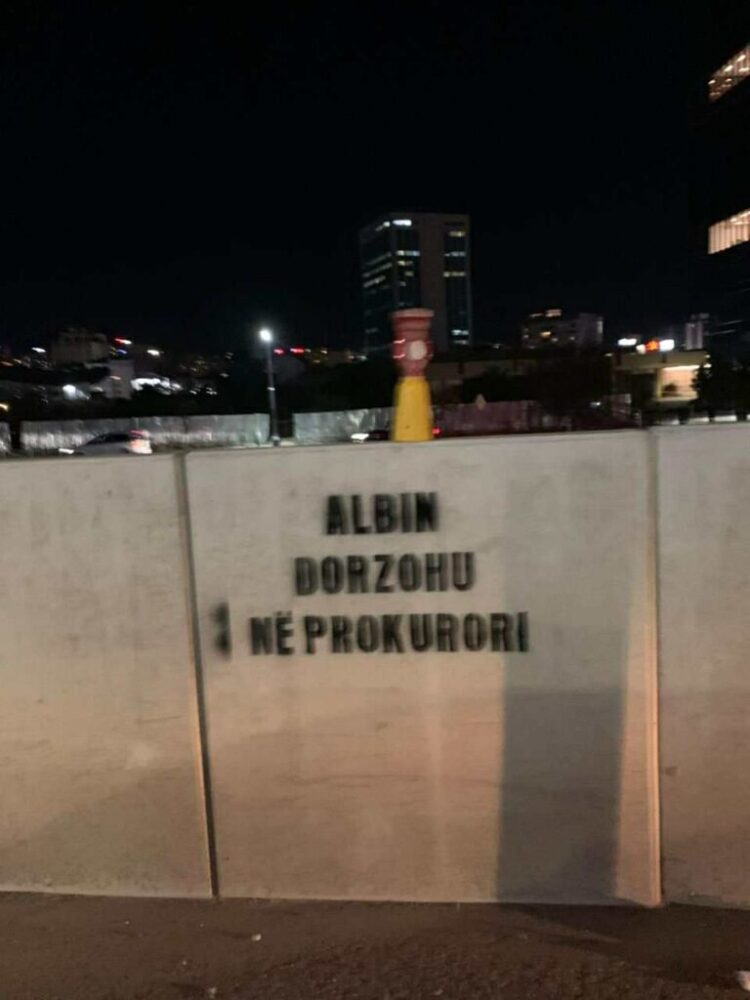 Grafite “Albin dorëzohu në prokurori” në kënde të ndryshme të kryeqytetit