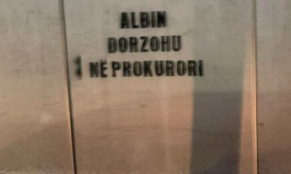 Pacolli akuzoi Isufajn për grafitët “Albin dorzohu në prokurori”, reagon me shqetësim shoqata e prokurorëve: Sulm, e pavërtetë