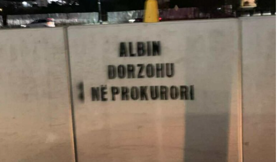Grafitët “Albin dorëzohu në Prokurori”, Fitore Pacolli akuzon Blerim Isufajn