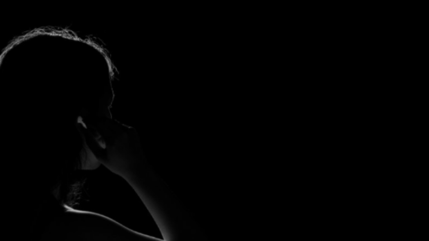“Lema mu këtë të renë” – e mbijetuara e dhunës seksuale me histori rrëshqethëse