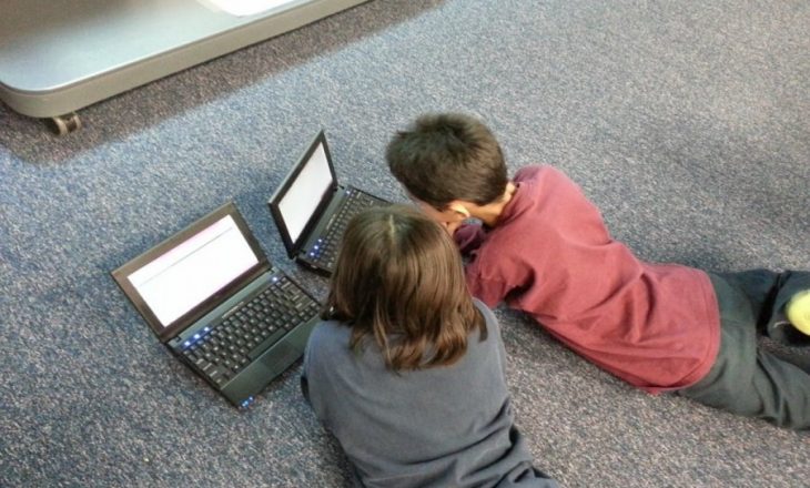 Policia e Kosovës ngre alarmin për sigurinë e fëmijëve në internet: Raste të rënda vetëlëndimi